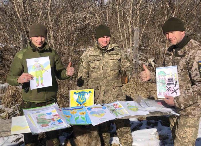 Дитячі малюнки та маскувальні сітки передали бійцям на передову