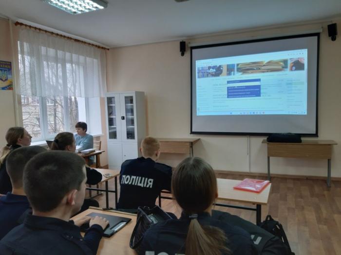 У науковій бібліотеці тривають експрес-заняття з інформаційно-цифрової компетентності щодо використання е-ресурсів для навчання та освіти