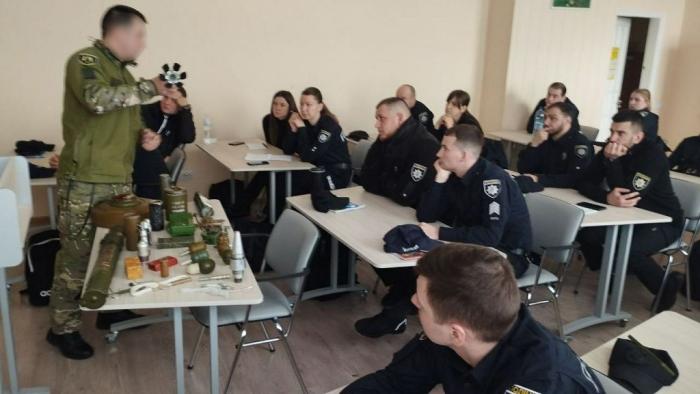 Бінарне заняття для поліцейських за участі працівників вибухотехнічної служби