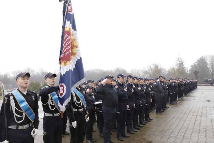 Випускники ХНУВС отримали перші офіцерські погони та дипломи про вищу освіту