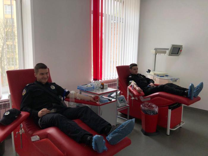 Курсанти ХНУВС поповнюють запаси крові