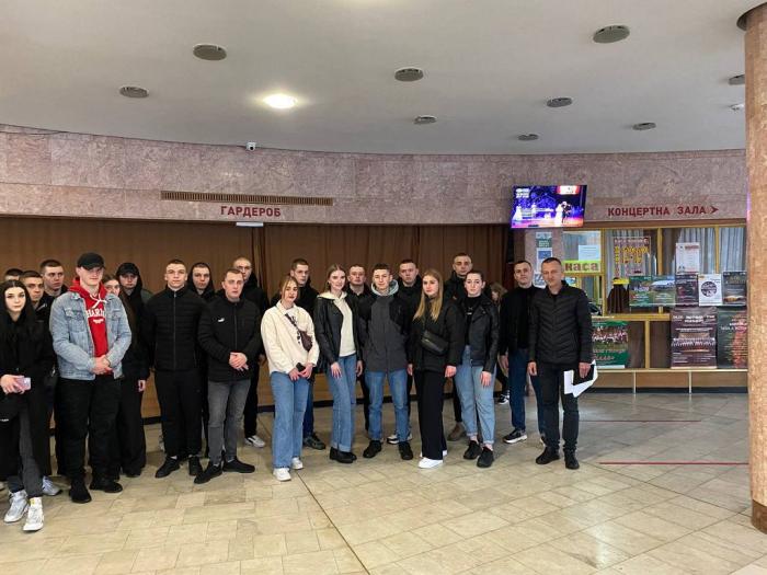 Екскурсія у світ весняної української пісні й танцю