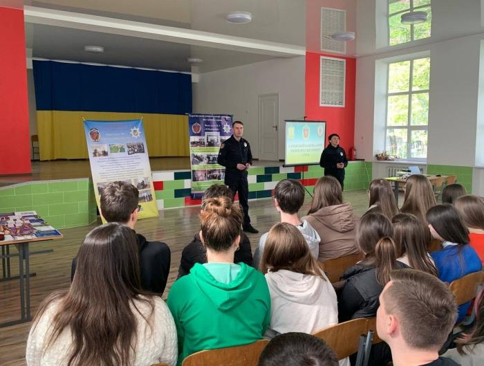 Старшокласників Сокирянської ТГ запросили на навчання до ХНУВС