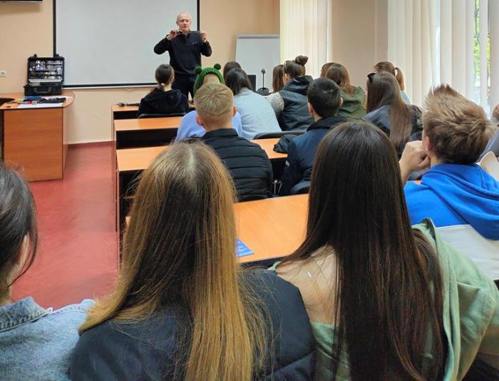 Лекція-екскурсія до криміналістичної лабораторії Сумської філії