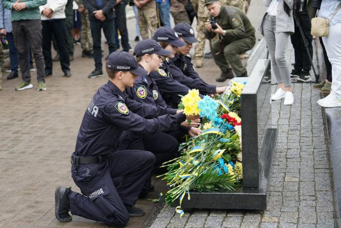 Курсанти Сумської філії поклали квіти до пам’ятного знаку загиблим захисниками України