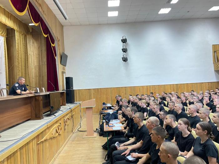 Стати єдиною командою закликав першокурсників проректор університету Сергій Бортник 