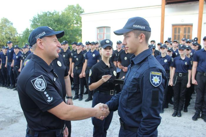 Першокурсники факультетів № 1 та № 4 ХНУВС у День знань отримали курсантські погони