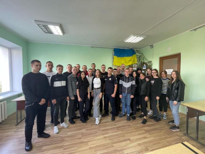 Питання дотримання дисципліни та законності стали темою зустрічі курсантів з працівником поліції