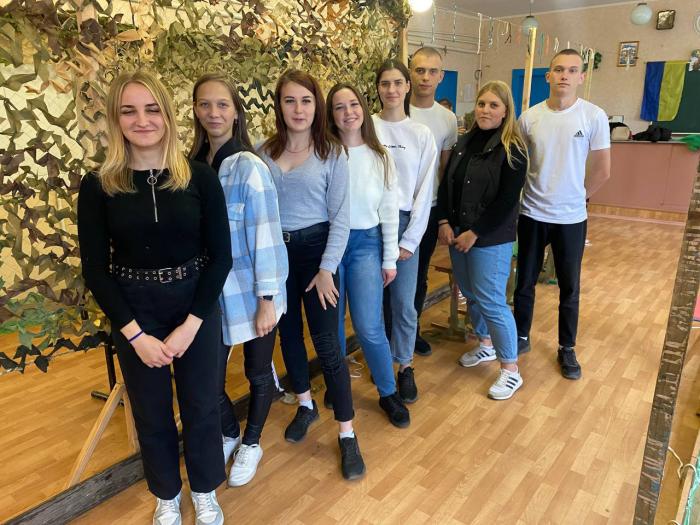 Волонтери Сумської філії ХНУВС допомагають виготовляти маскувальні сітки