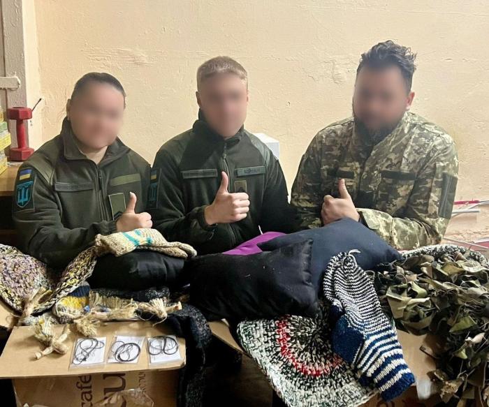 Військові отримали маскувальні сітки та теплі речі від курсантів ХНУВС