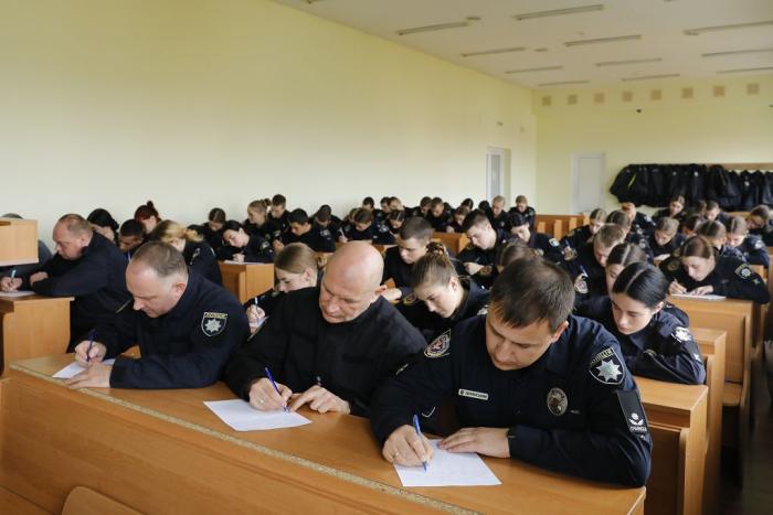 На всіх локаціях, де розташований Харківський поліцейський виш, написали Радіодиктант національної єдності