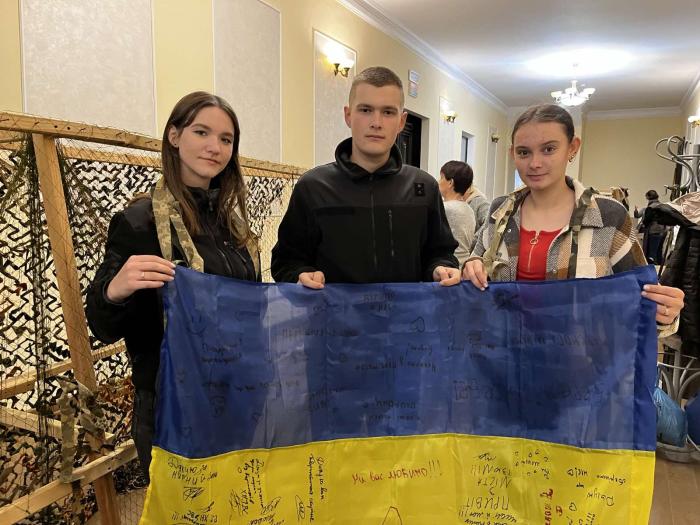 Курсанти передали маскувальну сітку військовим