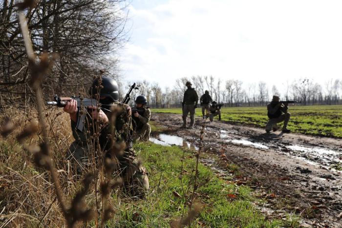 Курсанти університету відпрацювали тактику дій підрозділу в лісистій місцевості за умови раптового вогневого контакту