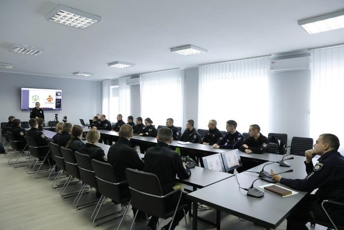 Правила проєктування презентацій стали темою заняття Школи наукового лідерства ХНУВС