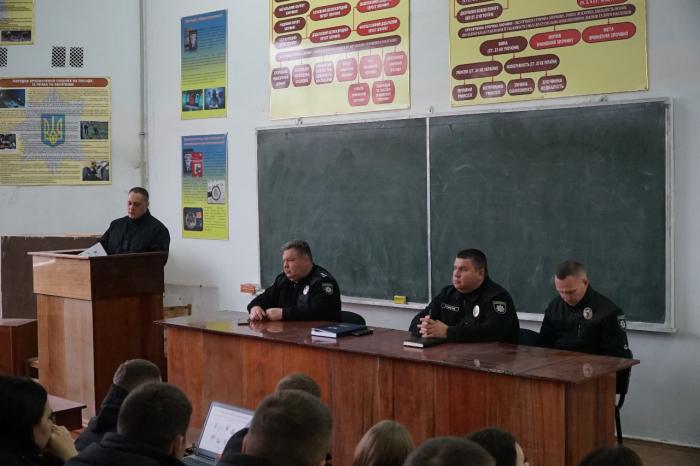 Курсантів ХНУВС ознайомили з роботою інспекції ГУНП в Хмельницькій області