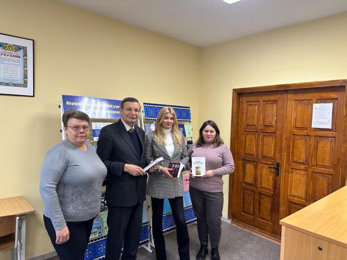 Наукова бібліотека ХНУВС отримала подарунки