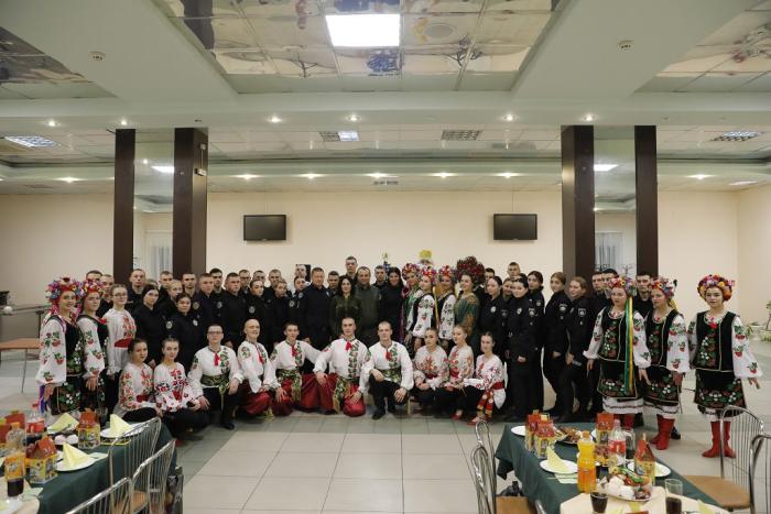 На Вінниччині курсантів поліцейського вишу привітали із Днем Святого Миколая