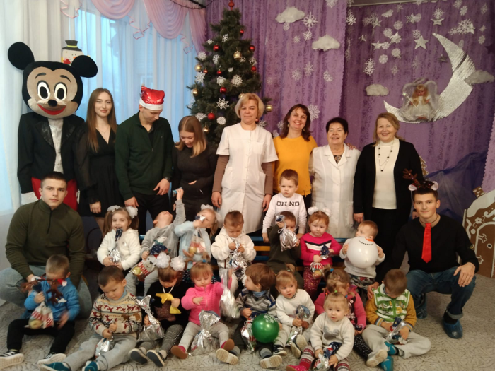 Маленьких мешканців Сумського  будинку дитини  привітали з Днем Святого Миколая