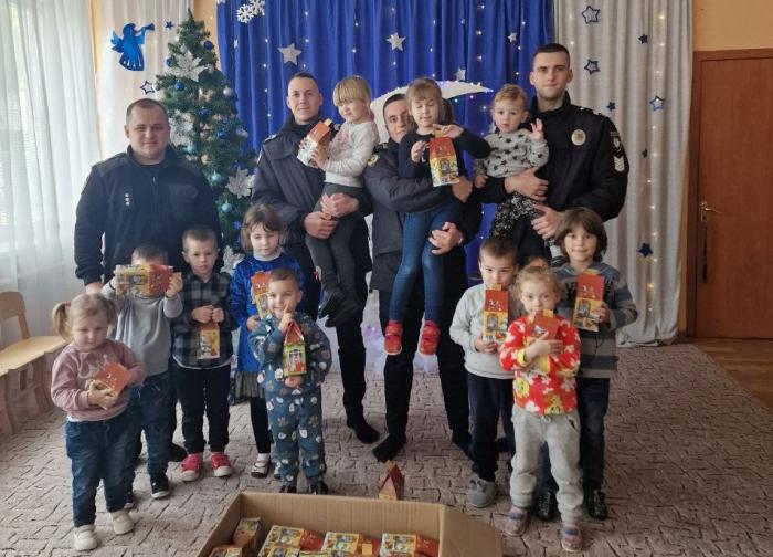 Зі святковими подарунками для вихованців «Світлячка»