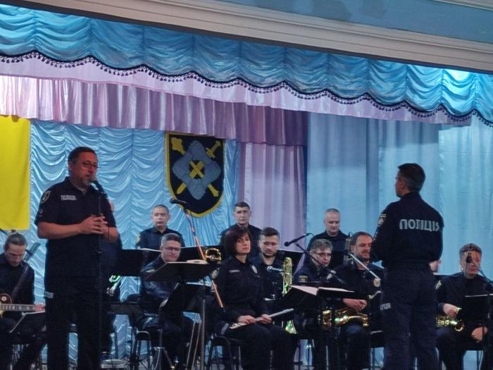 Оркестр «Нескорена лють» привітав ХНУВС зі святами