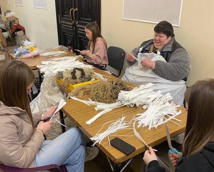 Виготовлення маскувальних сіток для наших захисників