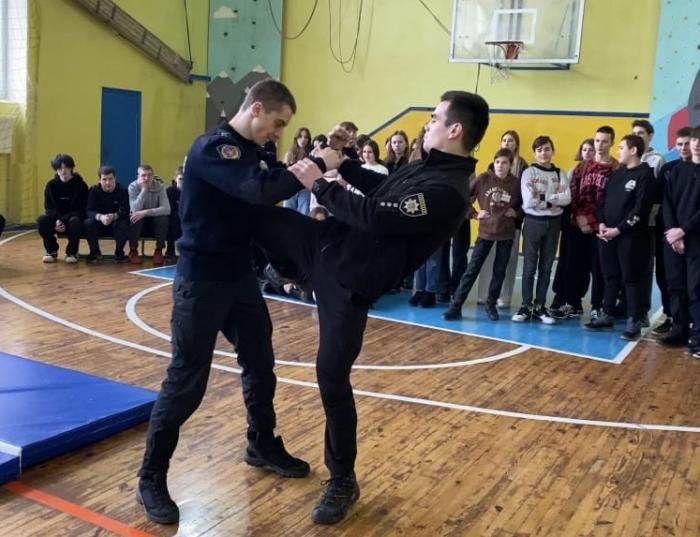 Представники ХНУВС навчали школярів прийомам самооборони