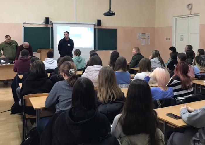 Учнів коледжу навчали правилам поводження із вибухонебезпечними предметами