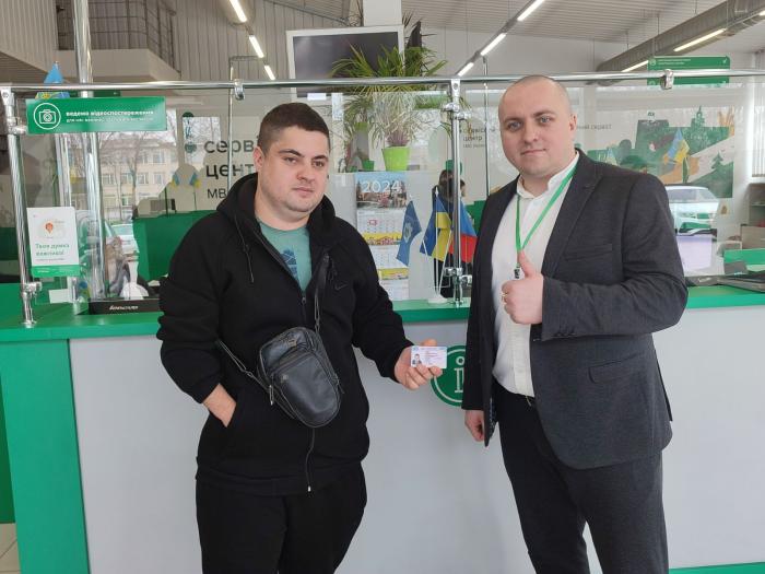 Випускник Автошколи ХНУВС Михайло Курик отримав посвідчення водія