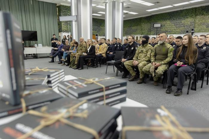 У день українського добровольця МВС презентувало художню книгу «Гвардія наступу. Самовидець»