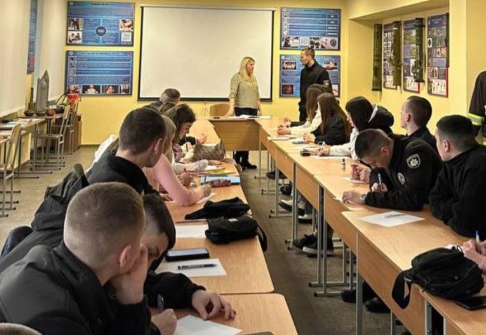 Бінарне заняття за участі працівника поліції