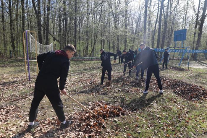 Допомога курсантів ХНУВС «Прибузькій спеціальній школі» у День довкілля 
