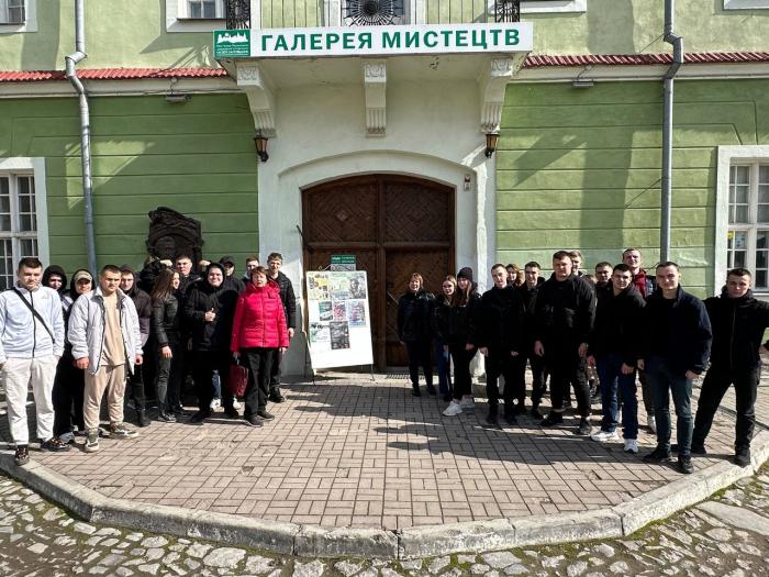Курсанти університету відвідали галерею мистецтв 