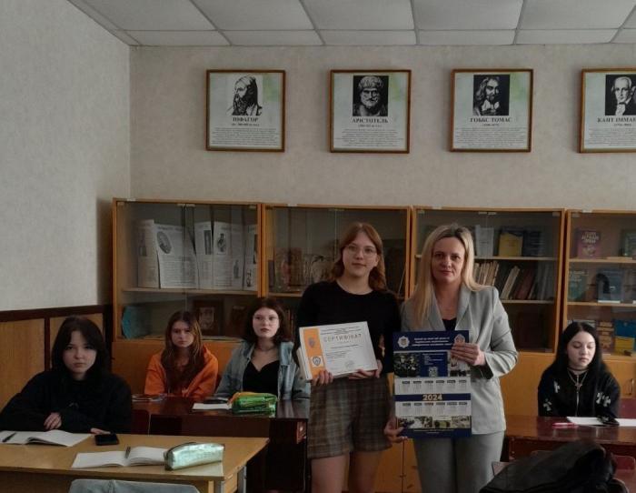 Учасниця конкурсу «Фінансова абетка» отримала нагороду