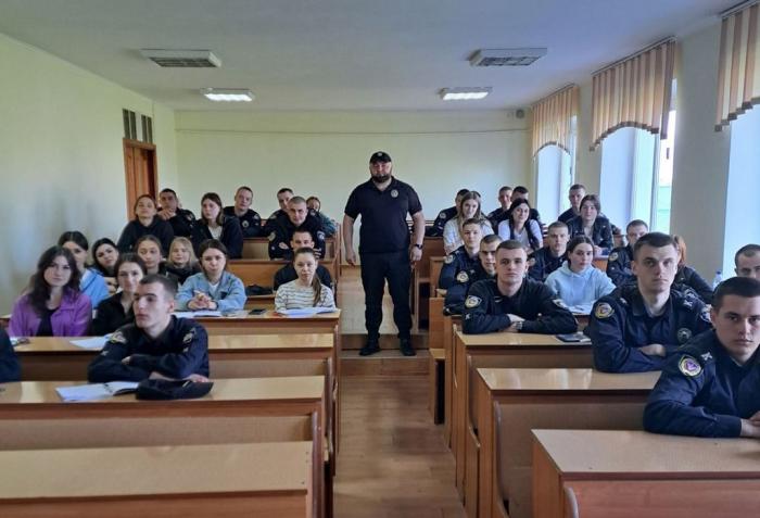 Поєднання теоретичних знань та практичного досвіду