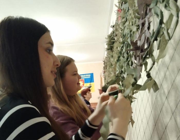 Допомагаємо плести маскувальні сітки