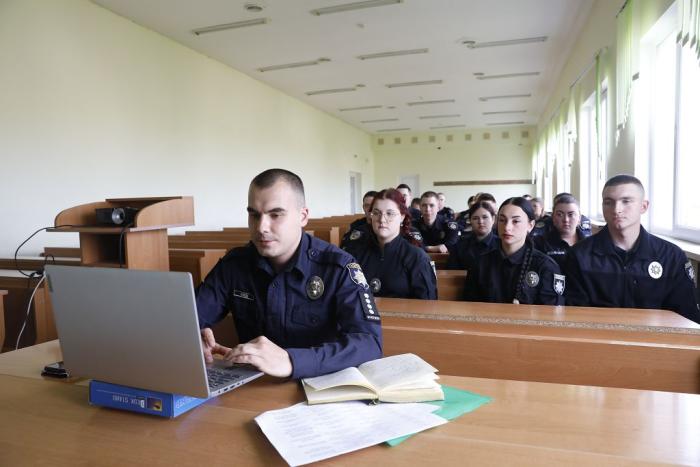 Жінки-науковиці: внесок у науку та виклики на шляху досягнень 