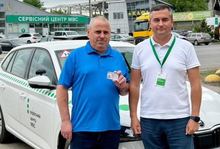 Слухач Автошколи ХНУВС Володимир Олійник отримав посвідчення водія