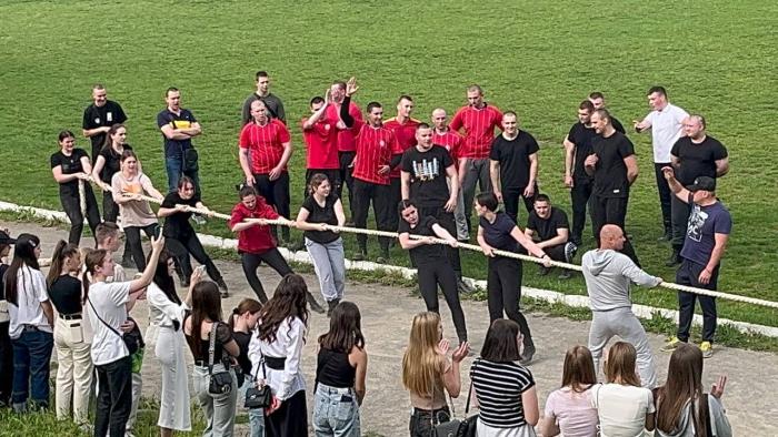 Спортивні змагання серед курсантів з перетягування канату