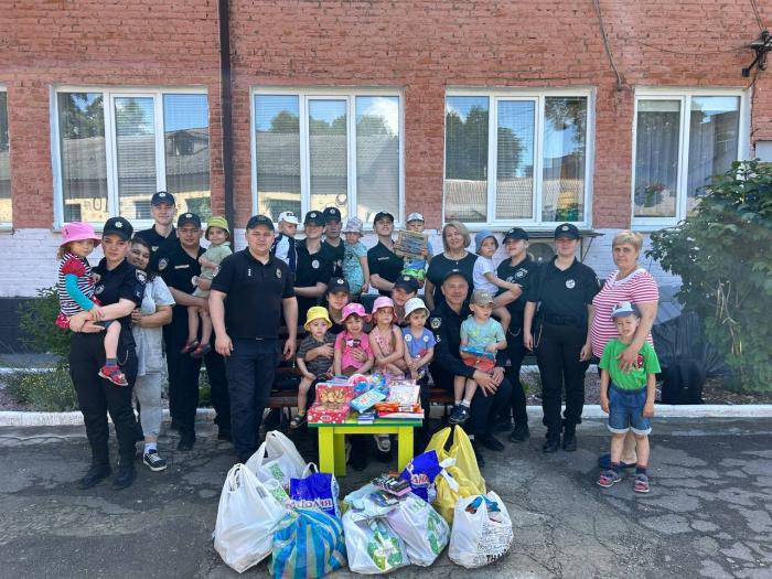З подарунками для дошкільнят