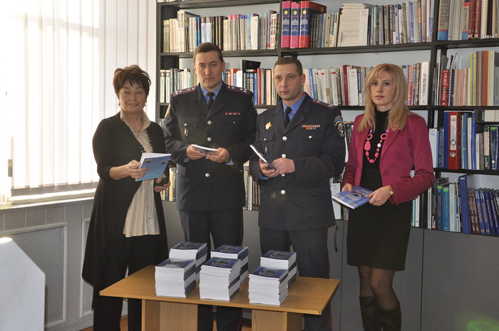 До бібліотеки університету надійшов сучасний навчальний посібник із іноземної мови «Combating Cybercrime»