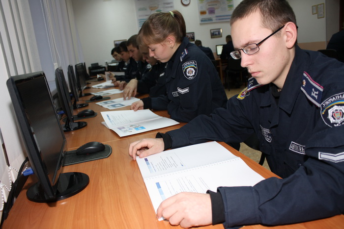 Курсанти вивчають зарубіжний досвід протидії кіберзлочинності