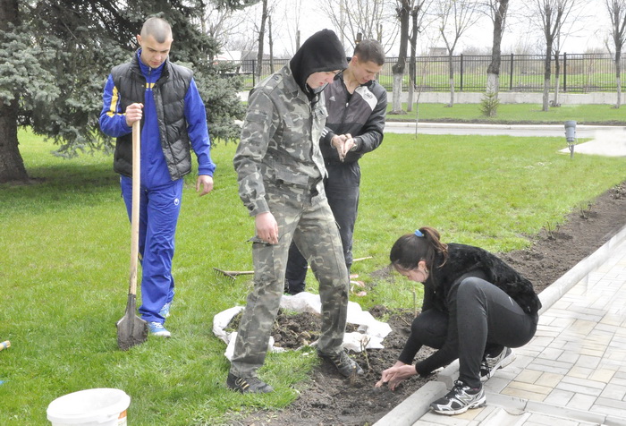 Озеленення території університету продовжується