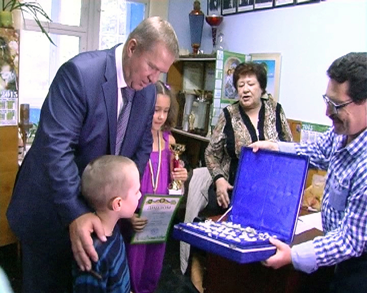 Президент Харківської обласної федерації шахів привітав  шахового генія з національним рекордом