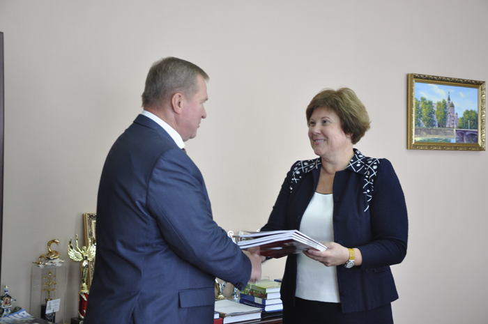 Науковцям університету презентовано навчальний посібник з англійської мови