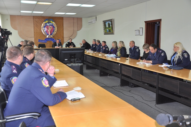 Вручення довідників та пам’яток патрульного поліцейського представникам нової поліції Харкова