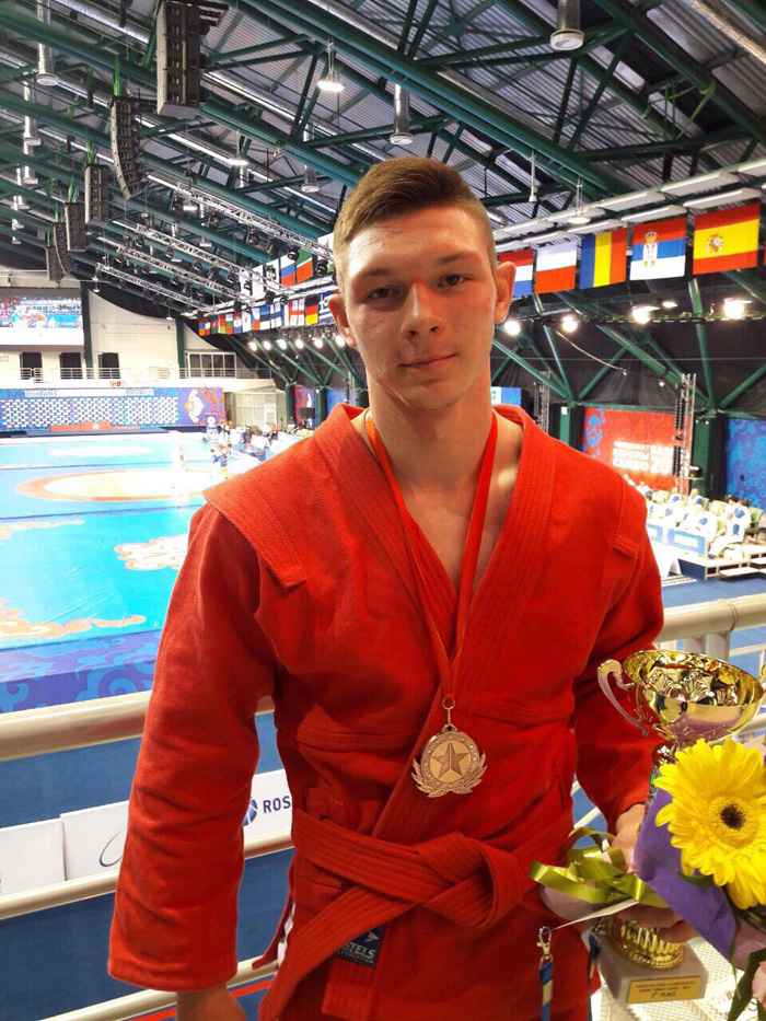 Бронзова нагорода курсанта університету з бойового самбо