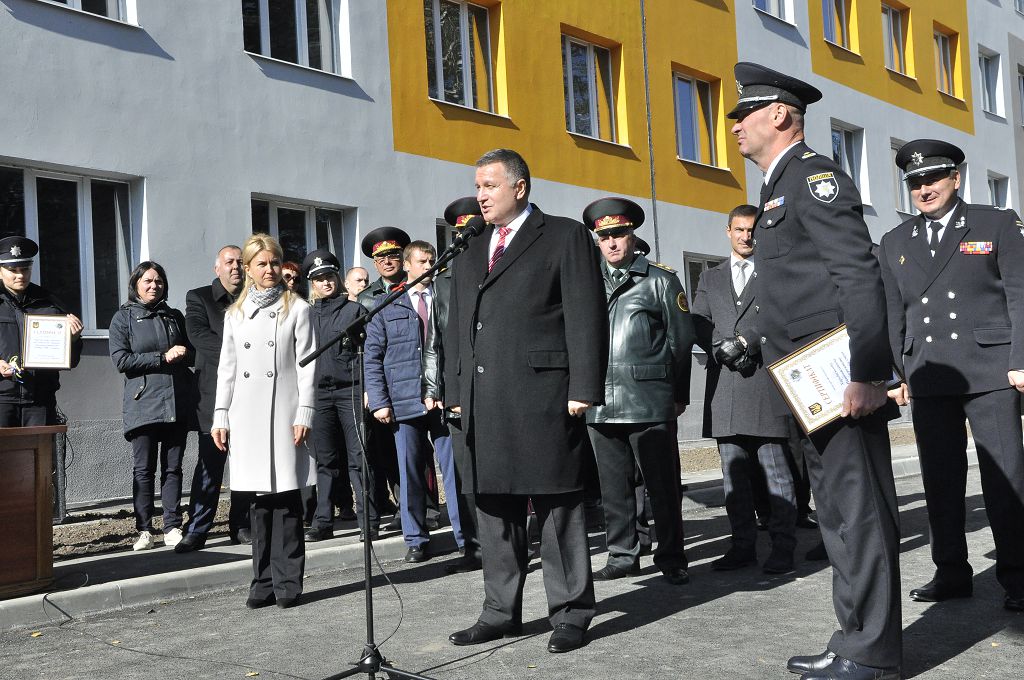 Міністр внутрішніх справ України Арсен Аваков та керівник Харківської облдержадміністрації Юлія Світлична вручили сім’ям правоохоронців ключі та сертифікати на житло