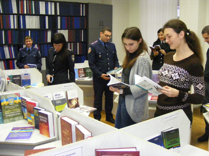 Бібліотека університету знайомить кафедри з новою літературою