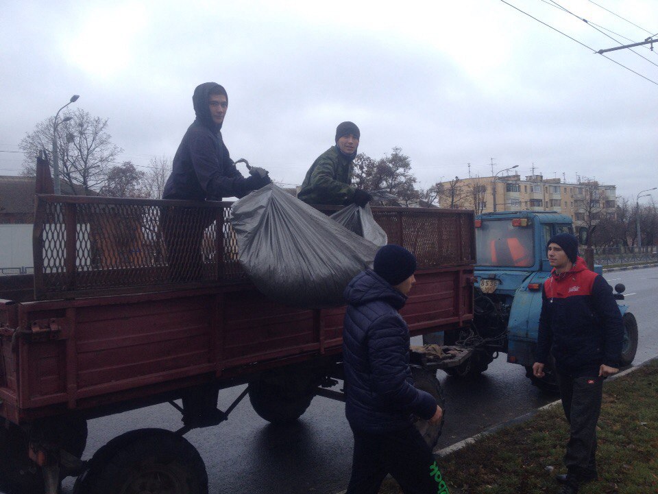 Курсанти університету допомагають місту