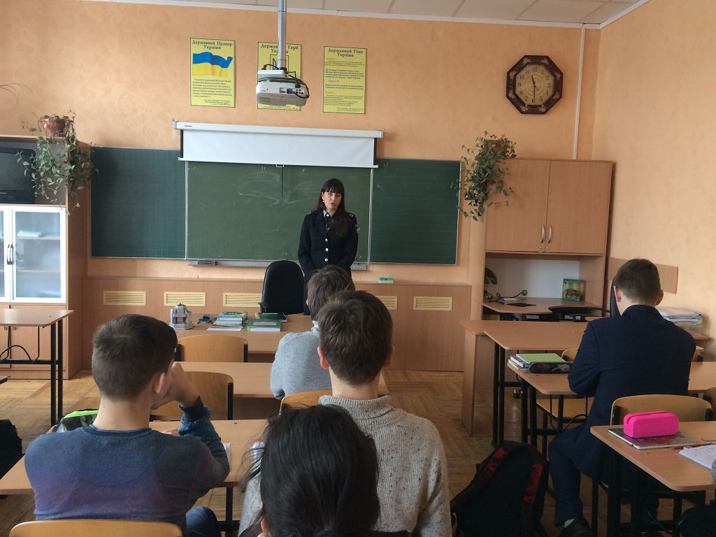 Викладач університету поспілкувалася з учнями випускних класів